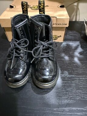 Dr. Martens Kids Black Patent Lace-Up Ankle Boots